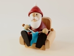 Ullrich Weihnachtsmann strickend im Sessel